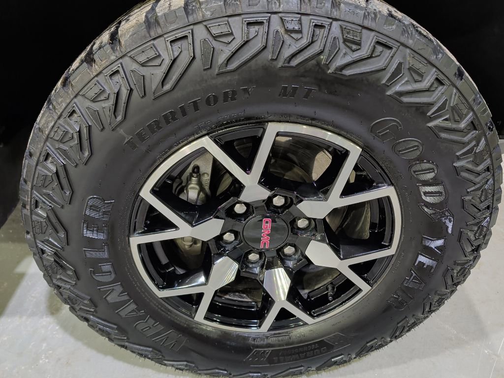 Used 2024 GMC Canyon AT4X image 9