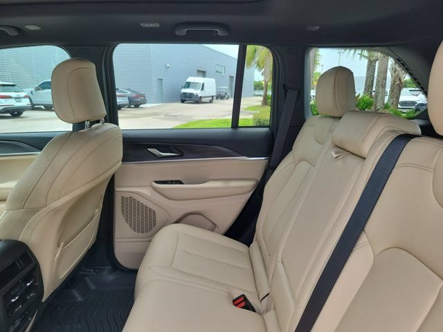 Used 2025 Jeep Grand Cherokee Limited AWD/4WD image 13