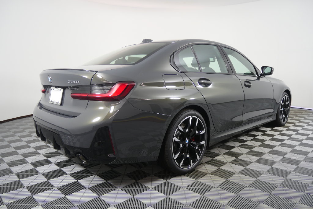 Used 2026 BMW 330i Sedan w/ M Sport Package RWD image 5