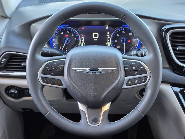 Used 2024 Chrysler Pacifica Touring-L FWD image 26