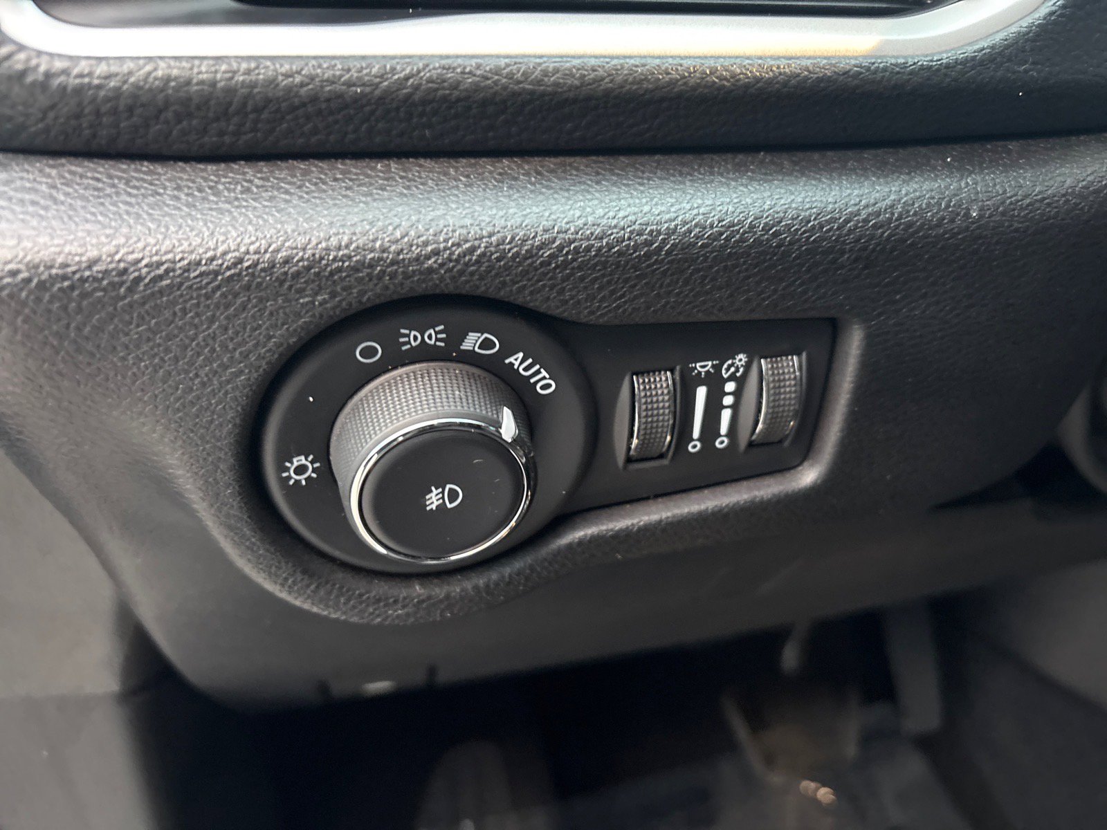 Used 2024 Chrysler Pacifica Select FWD image 6