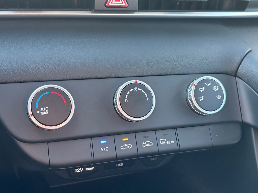 Certified 2024 Hyundai Elantra SE image 30