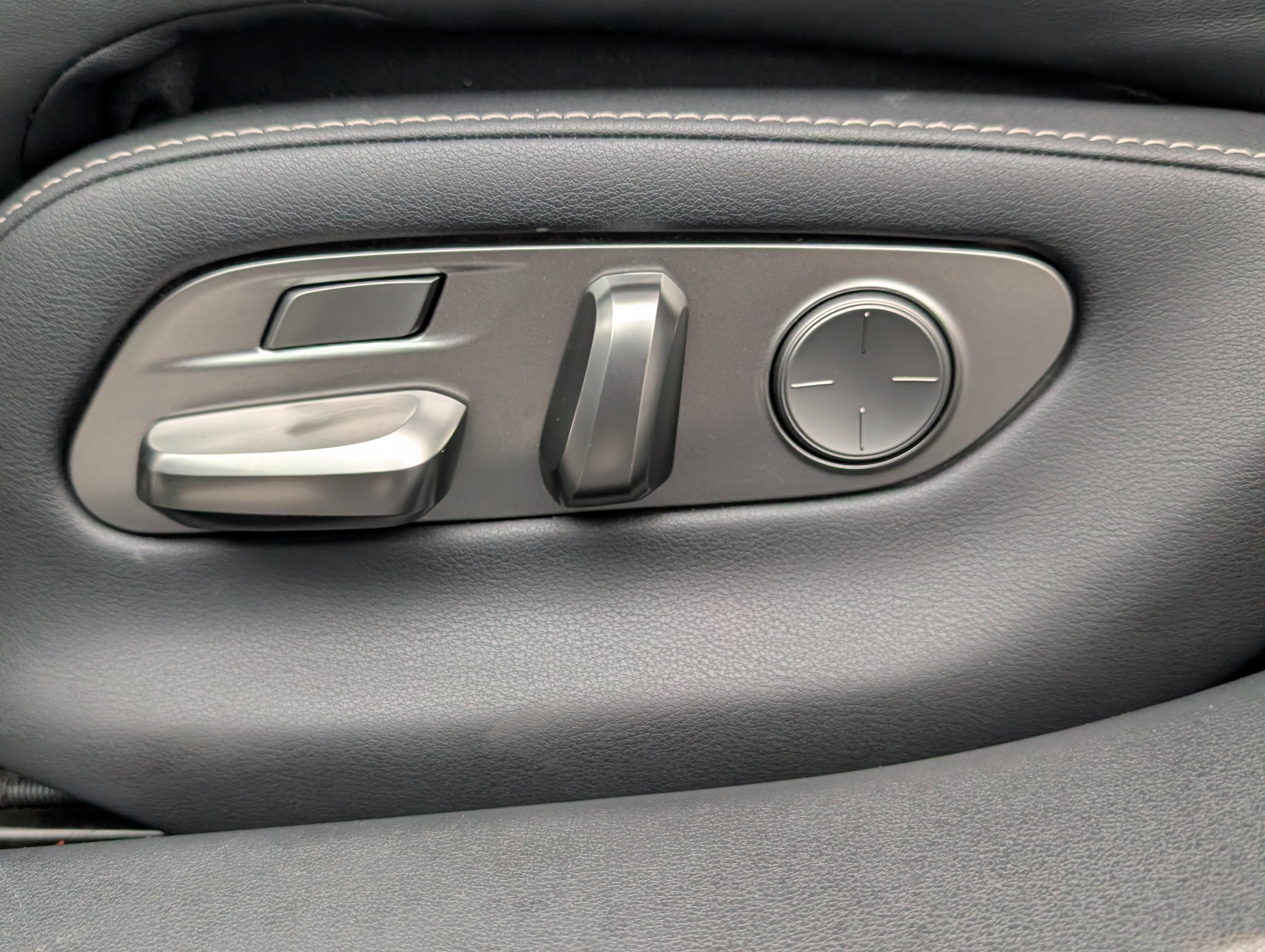 Used 2020 Lexus LS 500h AWD w/ Luxury Package image 23