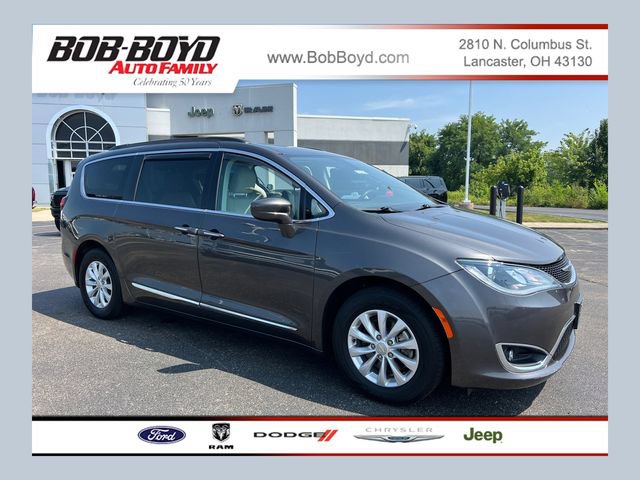 Used 2017 Chrysler Pacifica Touring-L FWD image 1