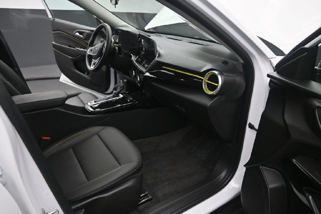 Used 2025 Chevrolet Trax ACTIV FWD image 17