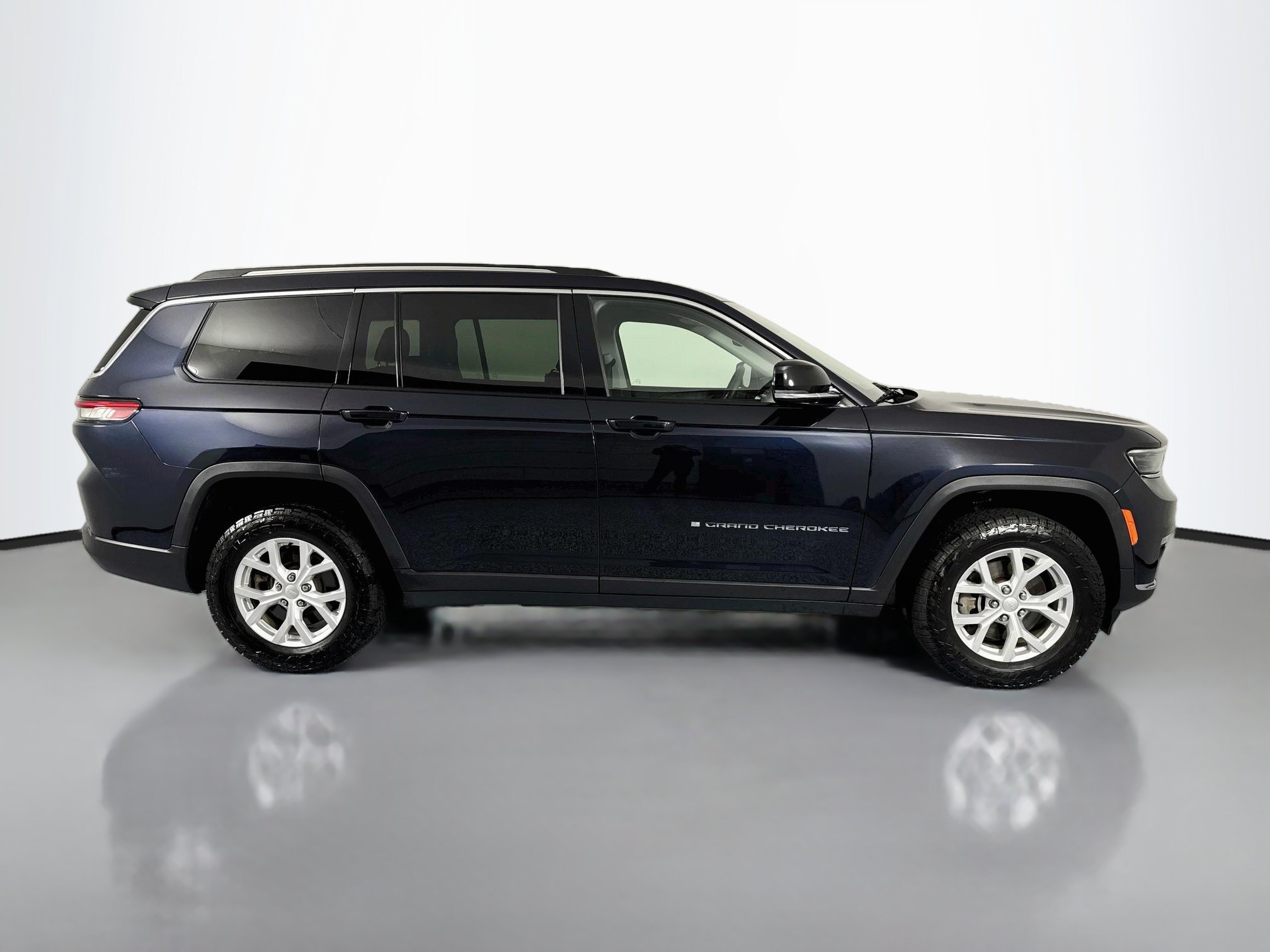 Used 2023 Jeep Grand Cherokee L Limited w/ Trailer Tow Group (B) AWD/4WD image 4