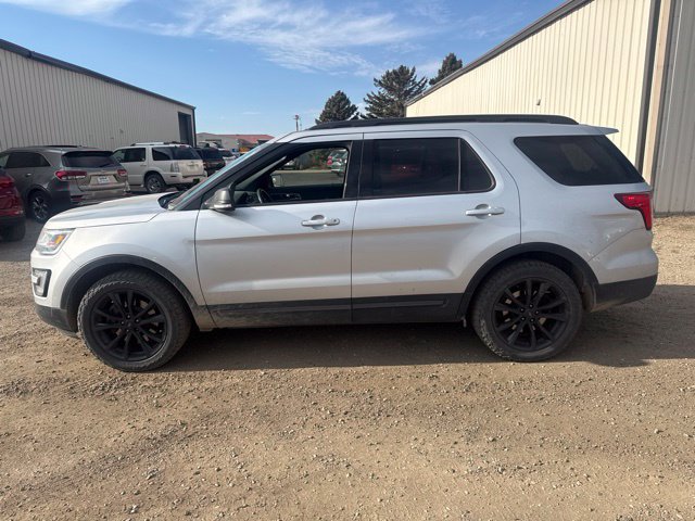 Used 2017 Ford Explorer XLT w/ Equipment Group 202A AWD/4WD image 8