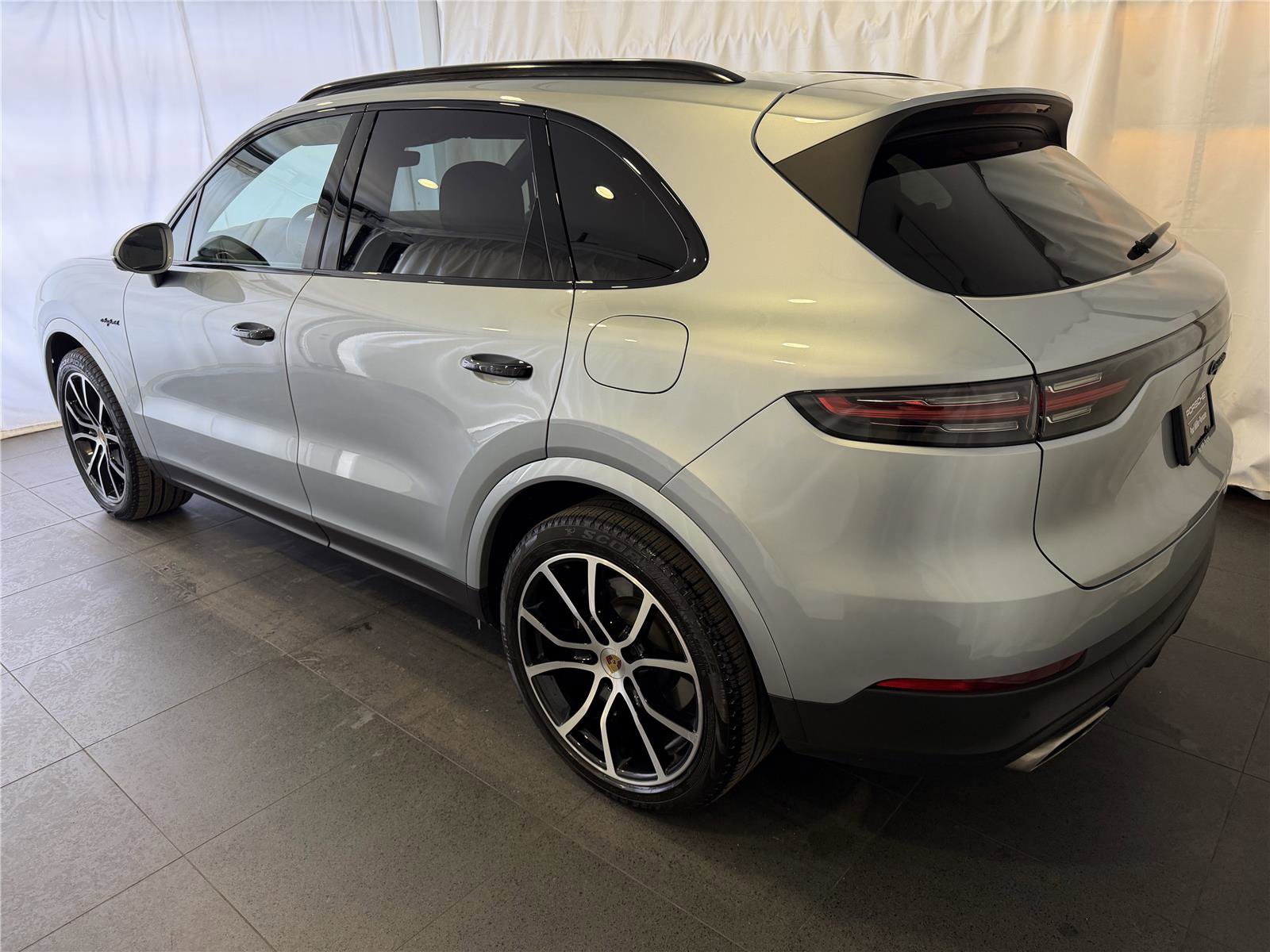 Certified 2022 Porsche Cayenne E-Hybrid image 3