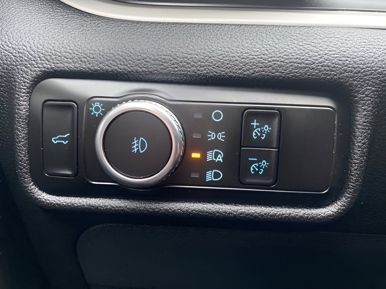 Used 2023 Ford Explorer XLT w/ Equipment Group 202A image 18