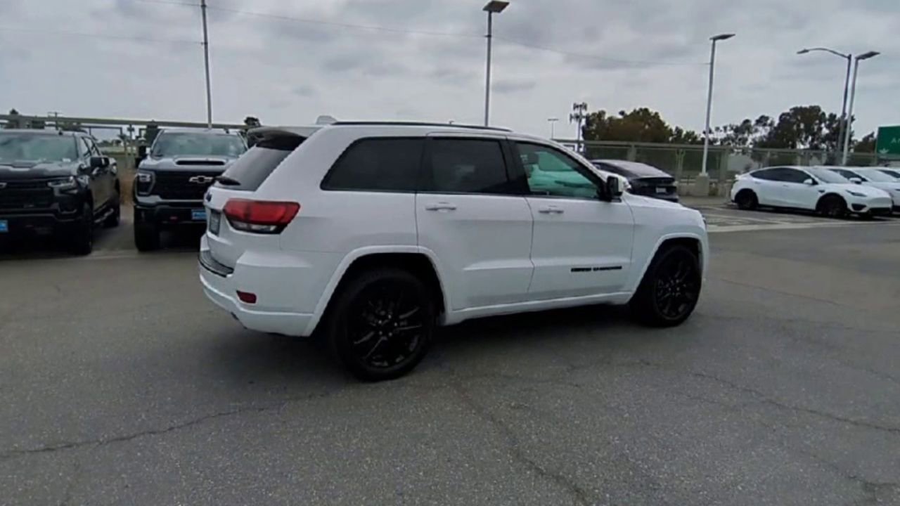 Used 2018 Jeep Grand Cherokee Altitude RWD image 8