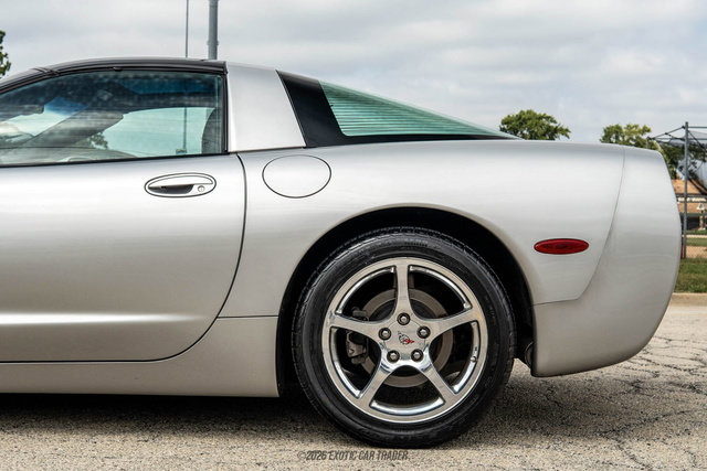 Used 2004 Chevrolet Corvette Coupe w/ Roof Package RWD image 5