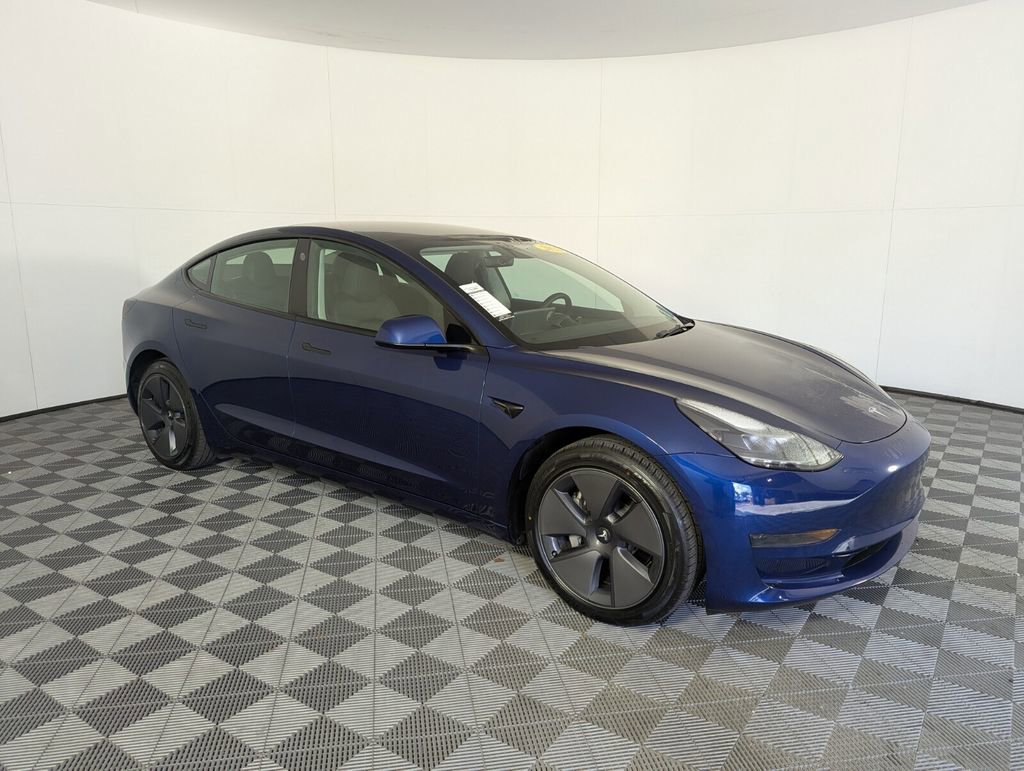 Used 2023 Tesla Model 3 Standard Range image 2