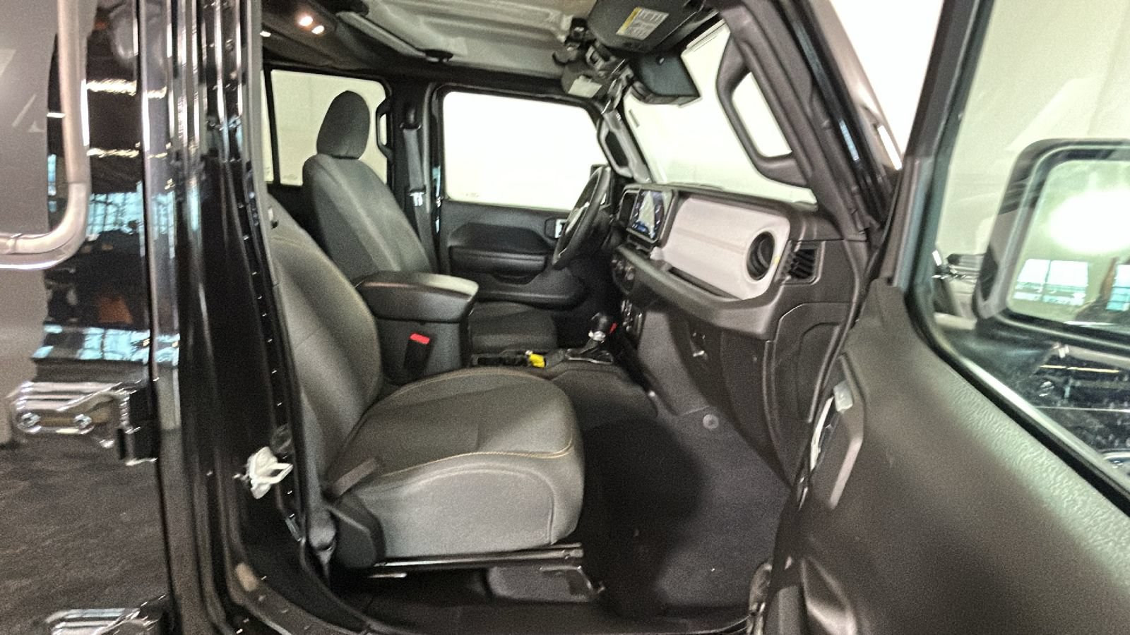 Used 2024 Jeep Wrangler Unlimited w/ Convenience Group AWD/4WD image 34