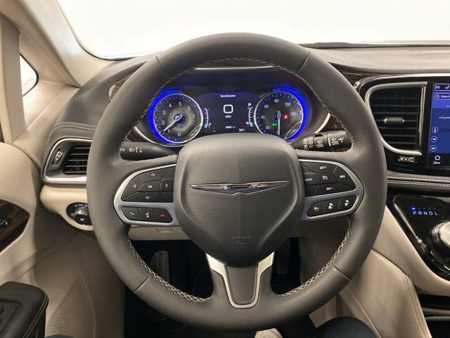 Used 2024 Chrysler Pacifica Limited image 18