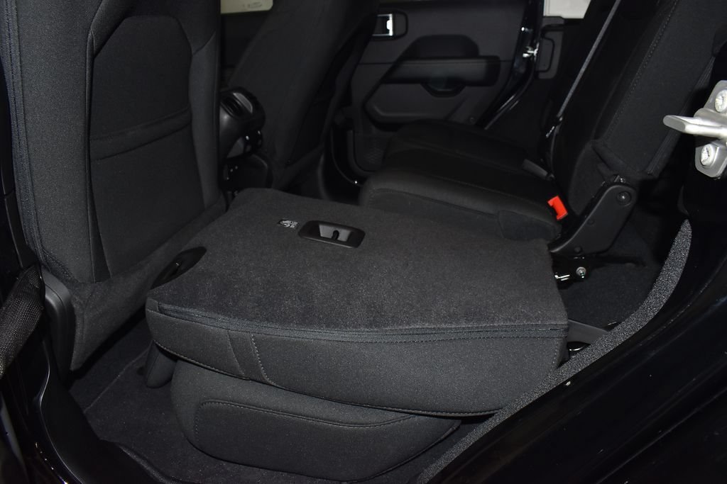 Used 2023 Jeep Wrangler Unlimited Sahara AWD/4WD image 12