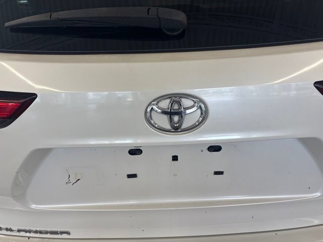 Used 2020 Toyota Highlander XLE FWD image 14
