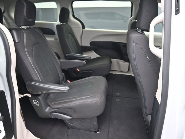 Used 2022 Chrysler Voyager LX image 30