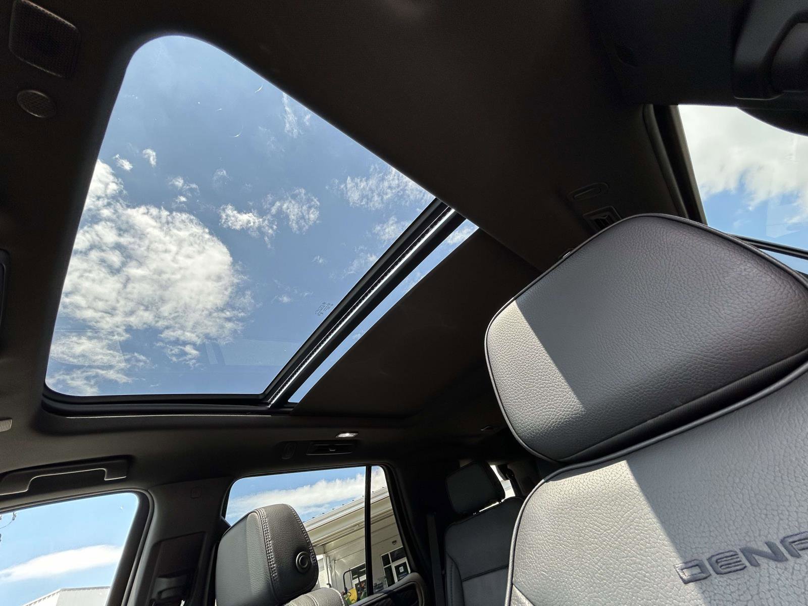 Used 2024 GMC Yukon Denali RWD image 11