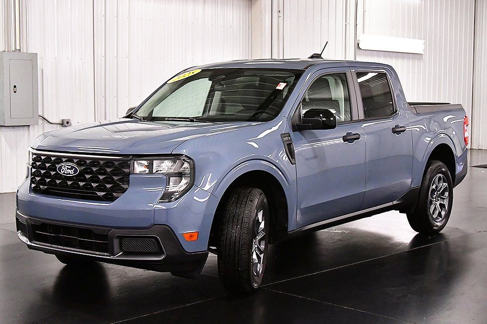 New 2025 Ford Maverick XLT w/ XLT Luxury Package FWD image 3