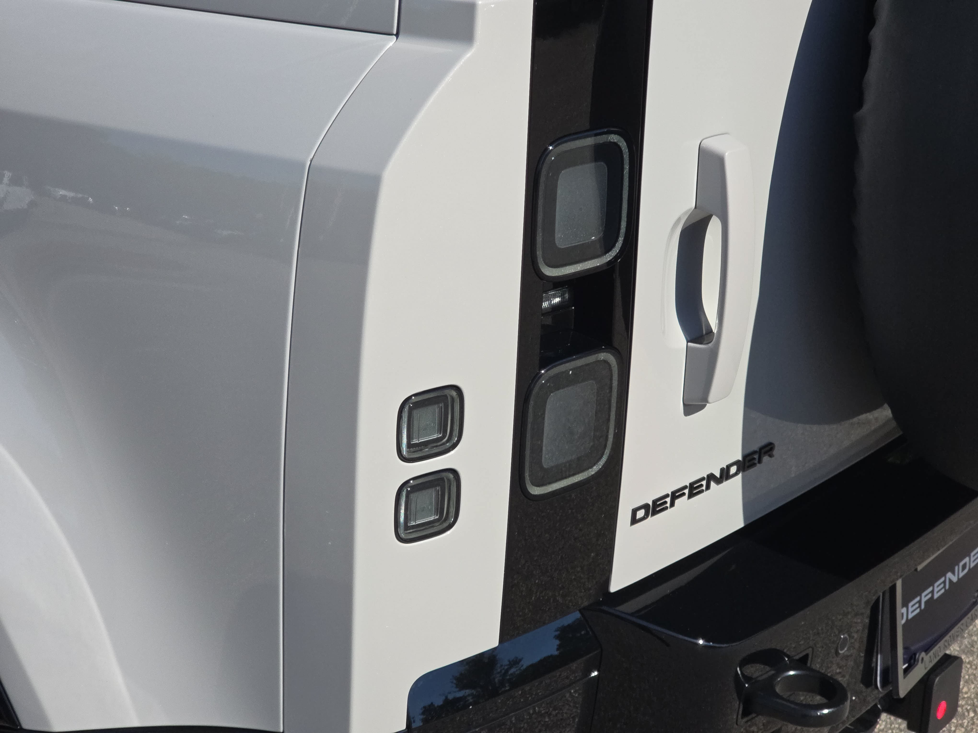 New 2026 Land Rover Defender 110 X-Dynamic SE AWD/4WD image 32
