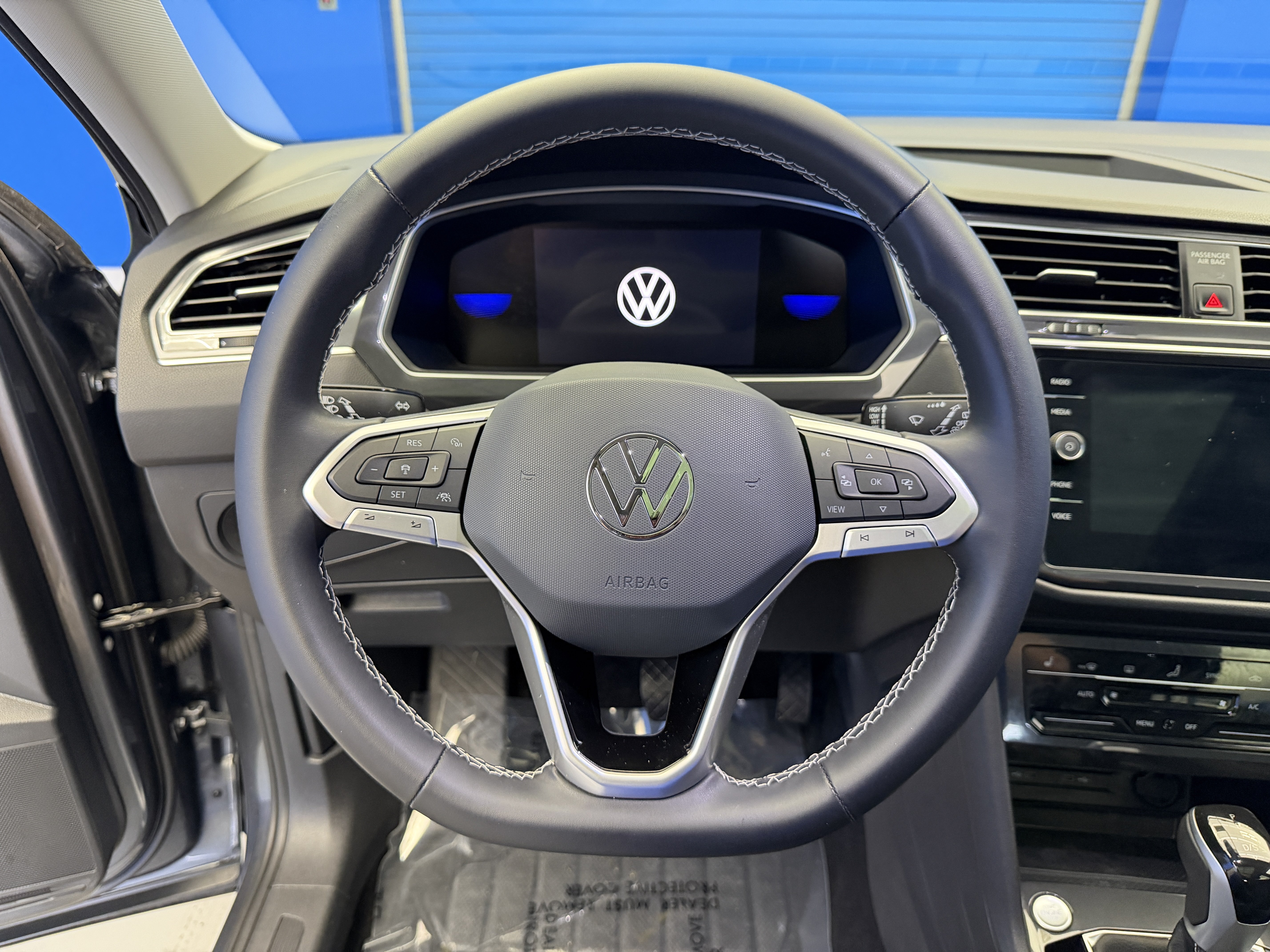 Used 2024 Volkswagen Tiguan SE AWD/4WD image 14