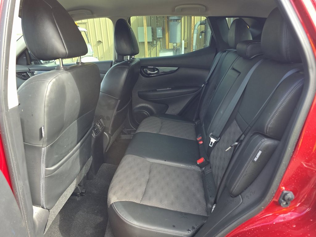 Used 2022 Nissan Rogue Sport SV w/ Technology Package image 13