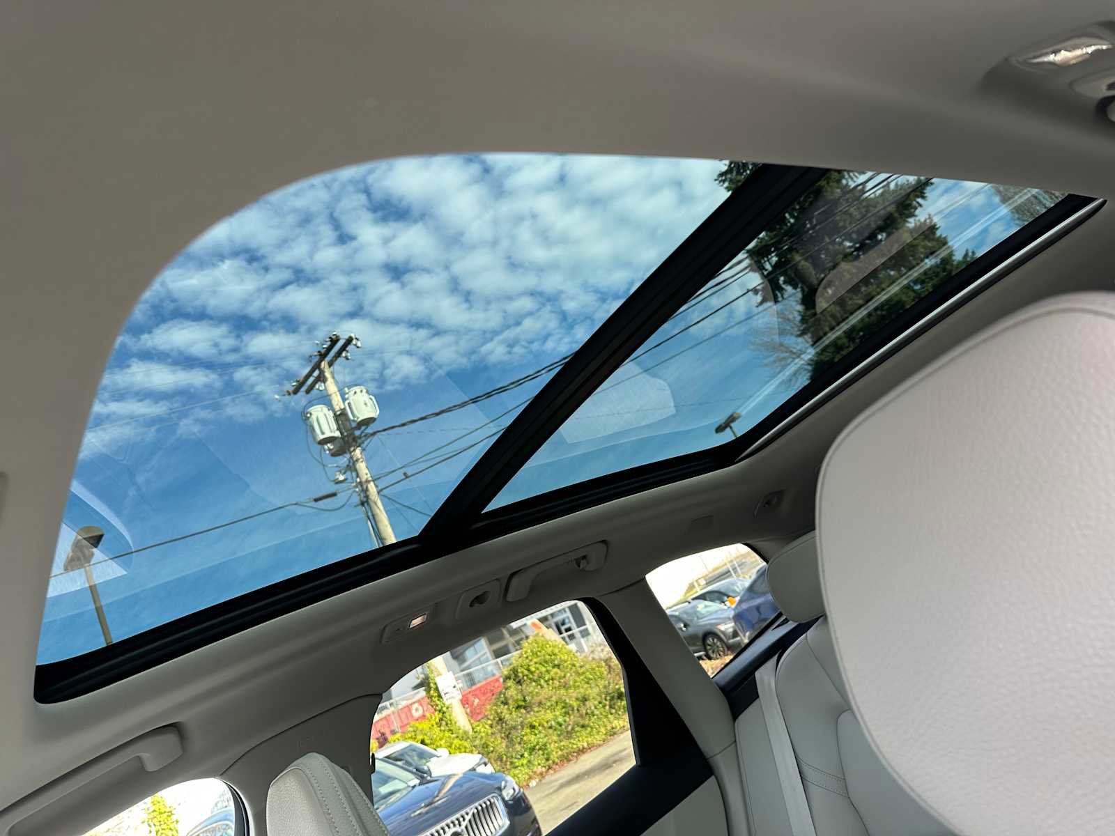 Certified 2024 Volvo XC60 T8 Plus w/ Protection Package Premier image 23