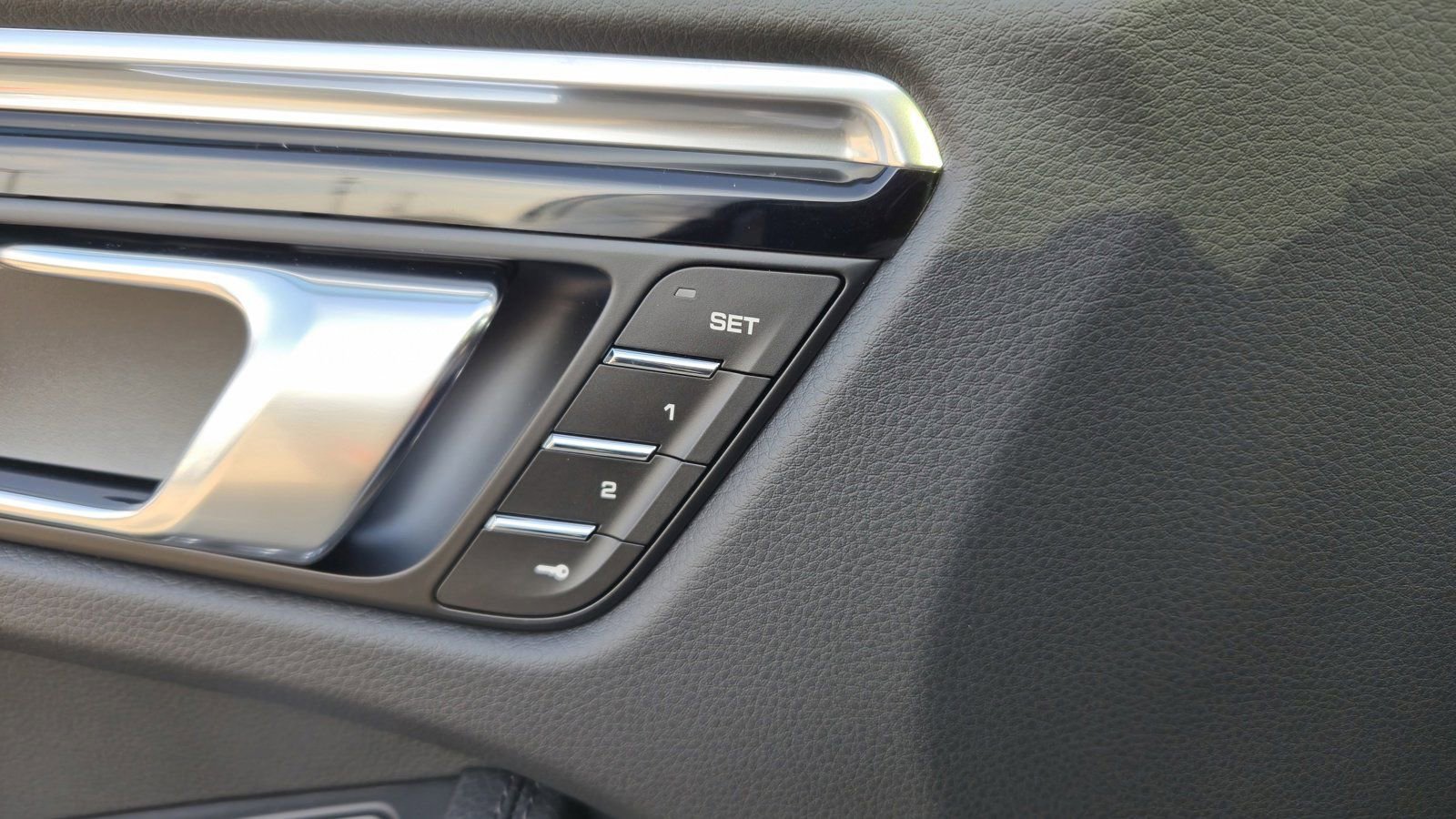 Certified 2025 Porsche Macan image 21