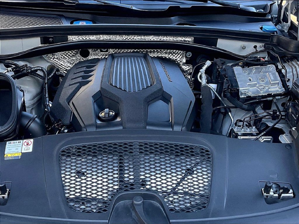 Certified 2023 Porsche Macan AWD/4WD image 14