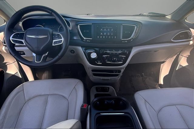 Used 2018 Chrysler Pacifica Touring-L FWD image 7