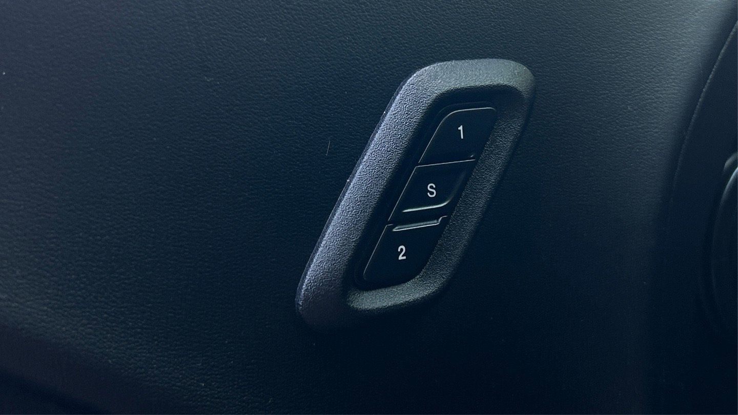 Used 2015 Dodge Challenger R/T RWD image 40
