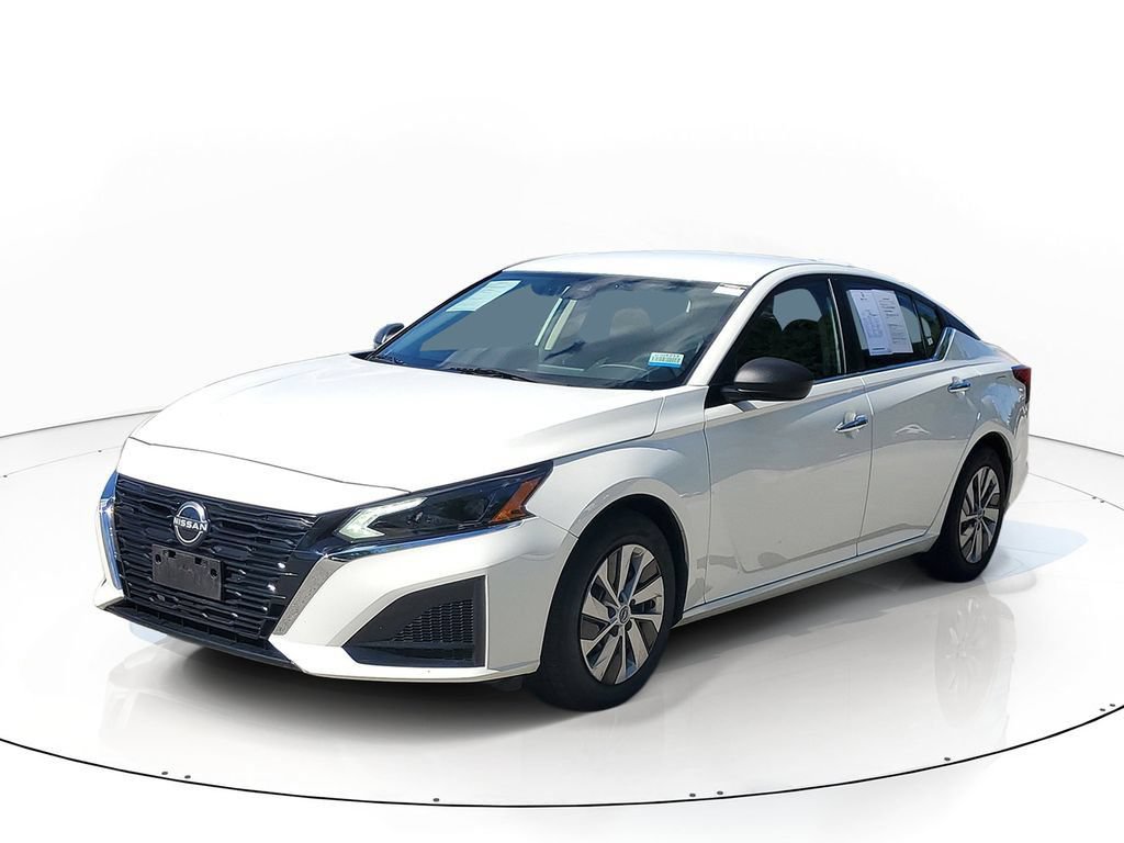 Used 2024 Nissan Altima 2.5 S FWD image 2