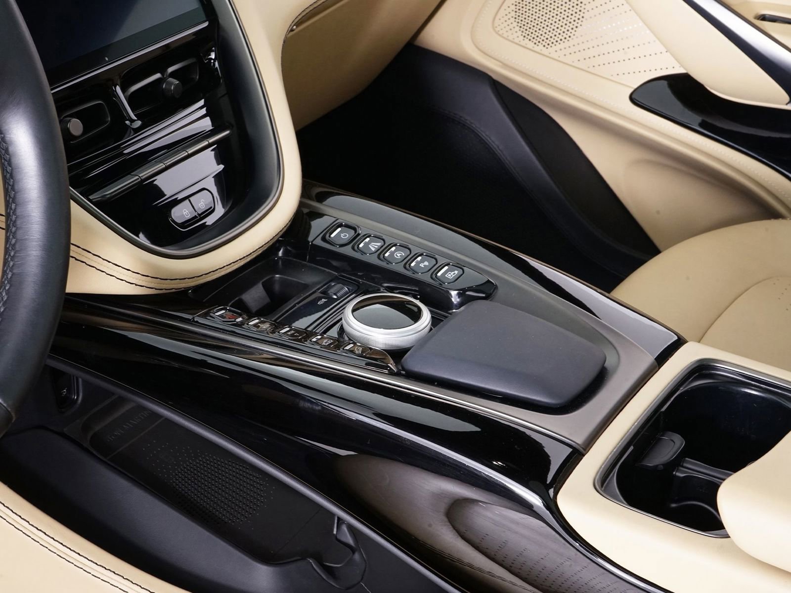 Used 2023 Aston Martin DBX image 31