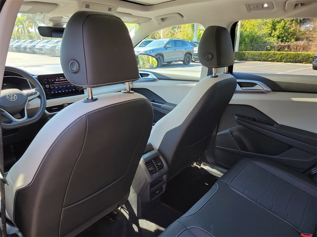 Certified 2025 Volkswagen Taos SE image 10
