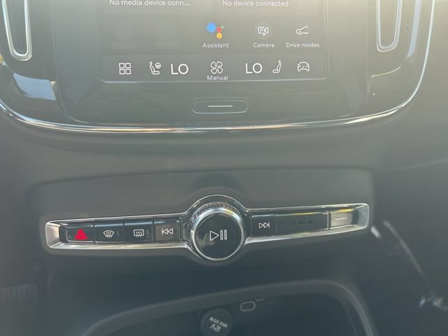 Certified 2025 Volvo XC40 B5 Plus AWD/4WD image 24