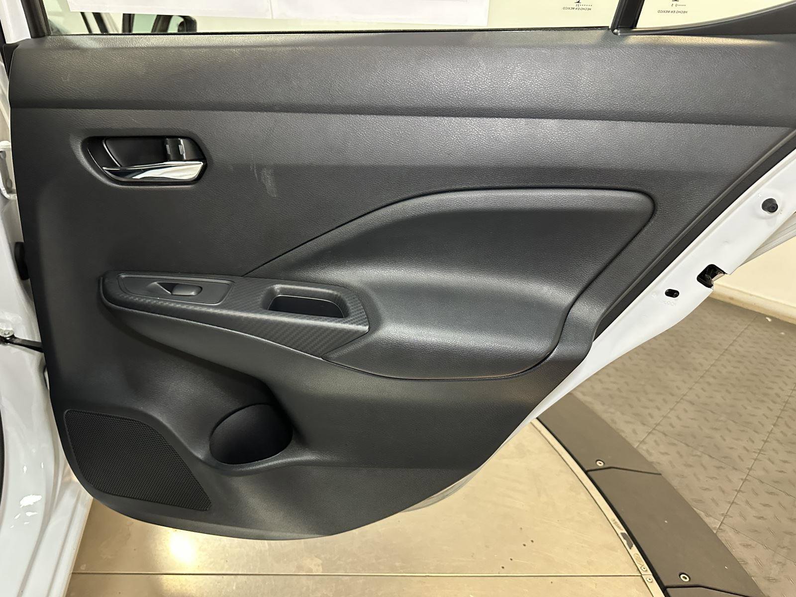 Used 2025 Nissan Versa SV FWD image 33