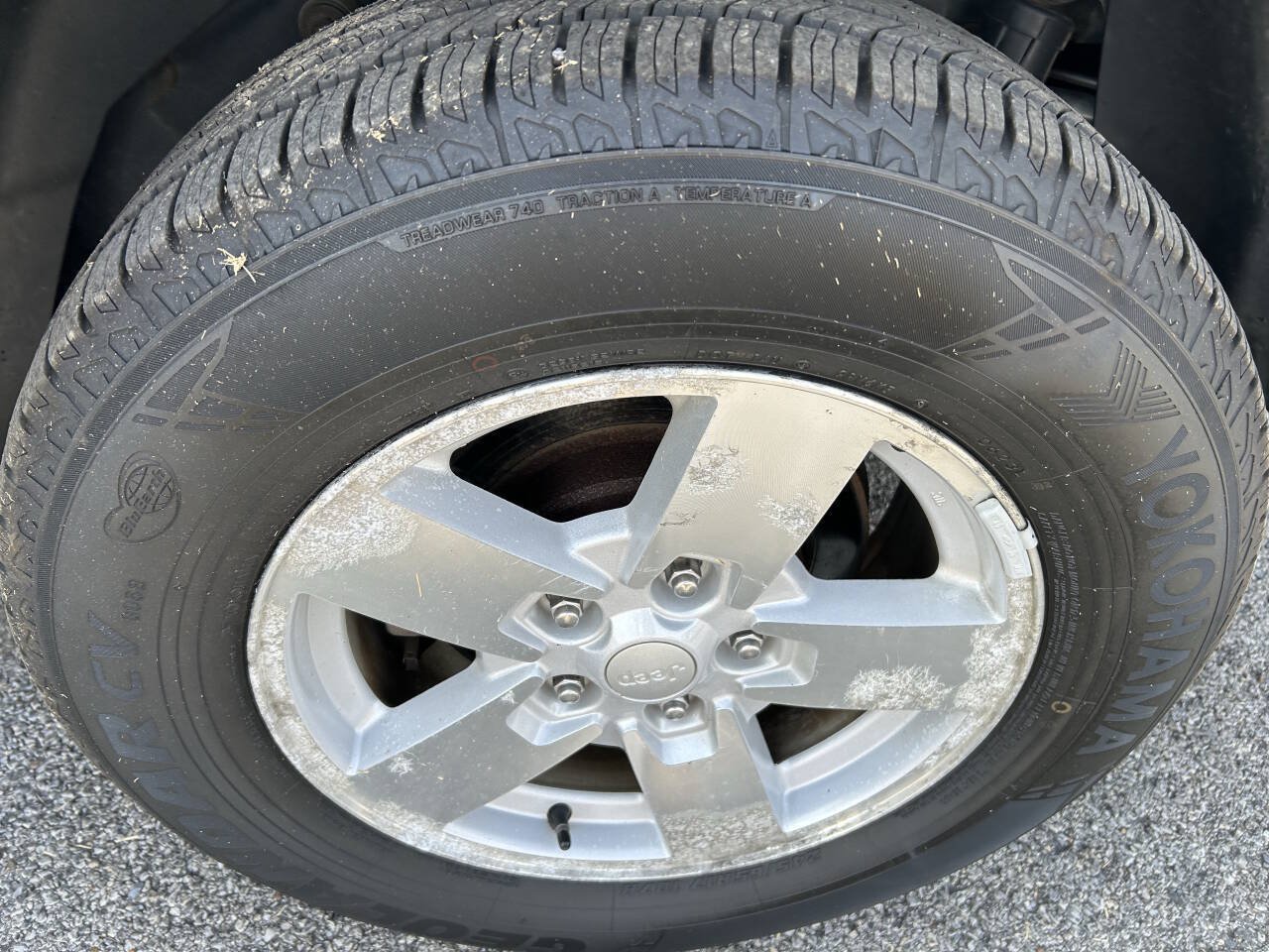Used 2008 Jeep Commander Sport AWD/4WD image 4