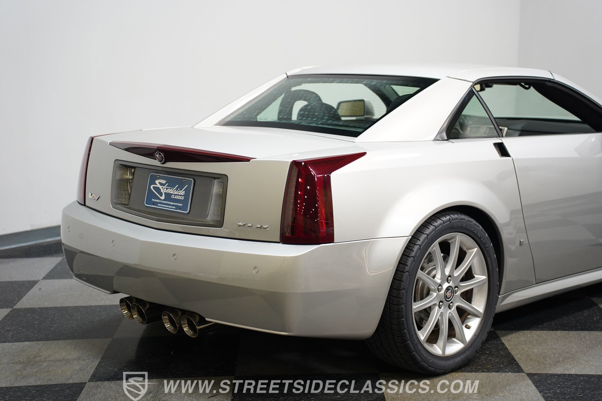 Used 2006 Cadillac XLR V image 25