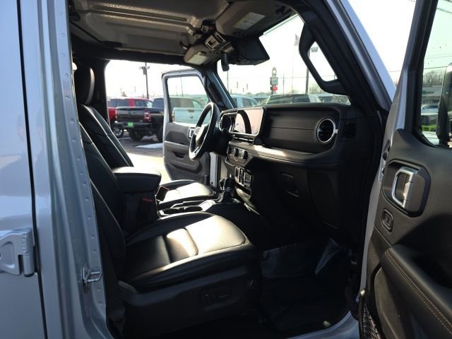Used 2024 Jeep Wrangler Sahara w/ Technology Group image 38