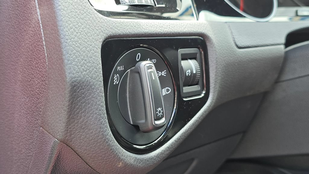 Used 2018 Volkswagen Golf 4-Door FWD image 25