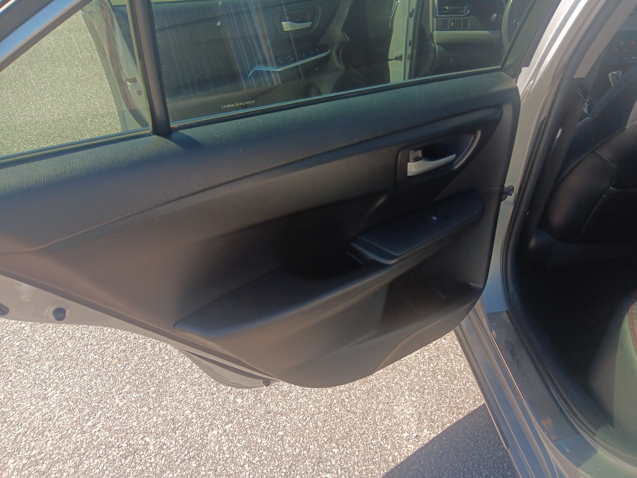 Used 2015 Toyota Camry SE FWD image 21
