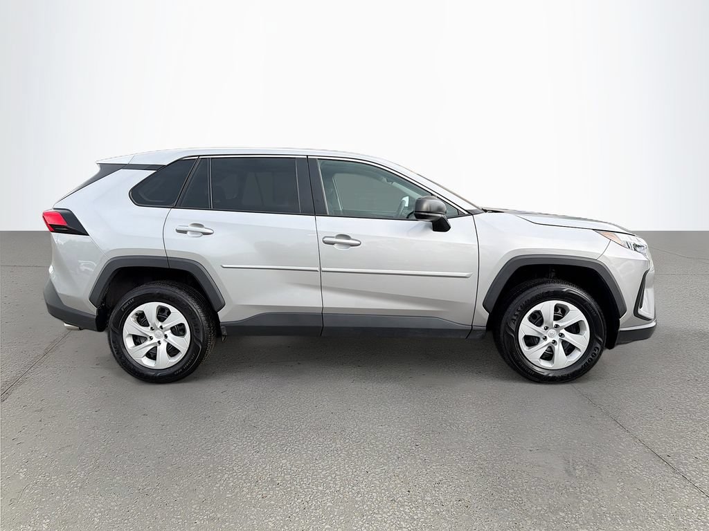 Used 2023 Toyota RAV4 LE AWD/4WD image 3