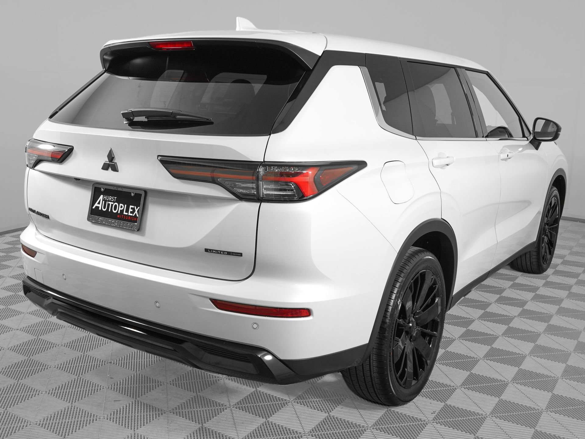 New 2026 Mitsubishi Outlander LE FWD image 6