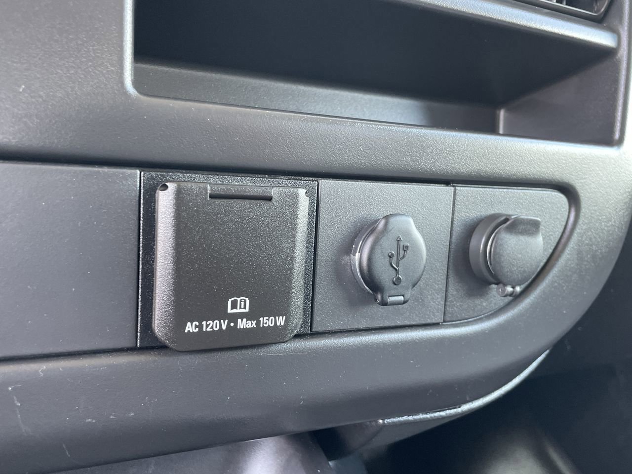 Used 2017 Chevrolet Express 3500 Extended image 24