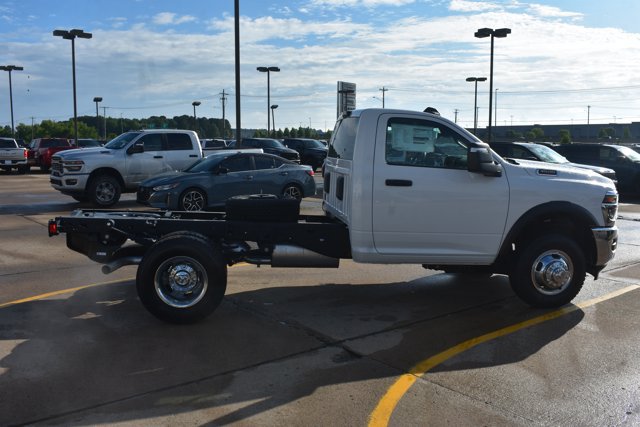 New 2026 RAM 3500 Tradesman AWD/4WD image 4