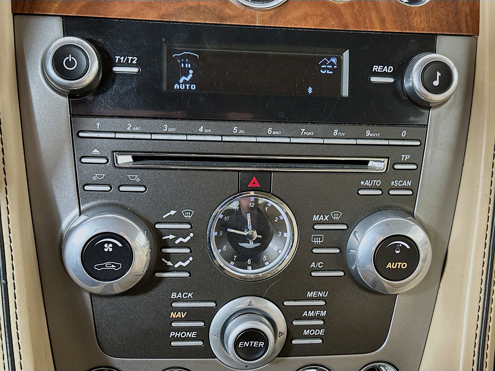 Used 2015 Aston Martin DB9 Volante image 16