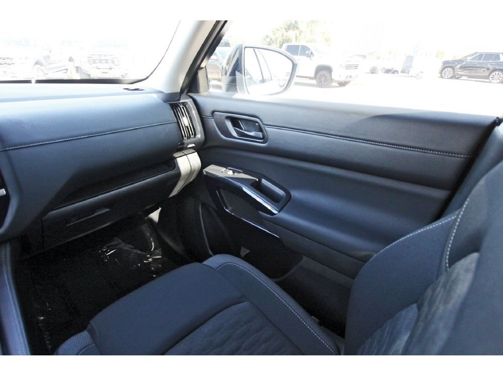 Used 2026 Nissan Pathfinder SV FWD image 8