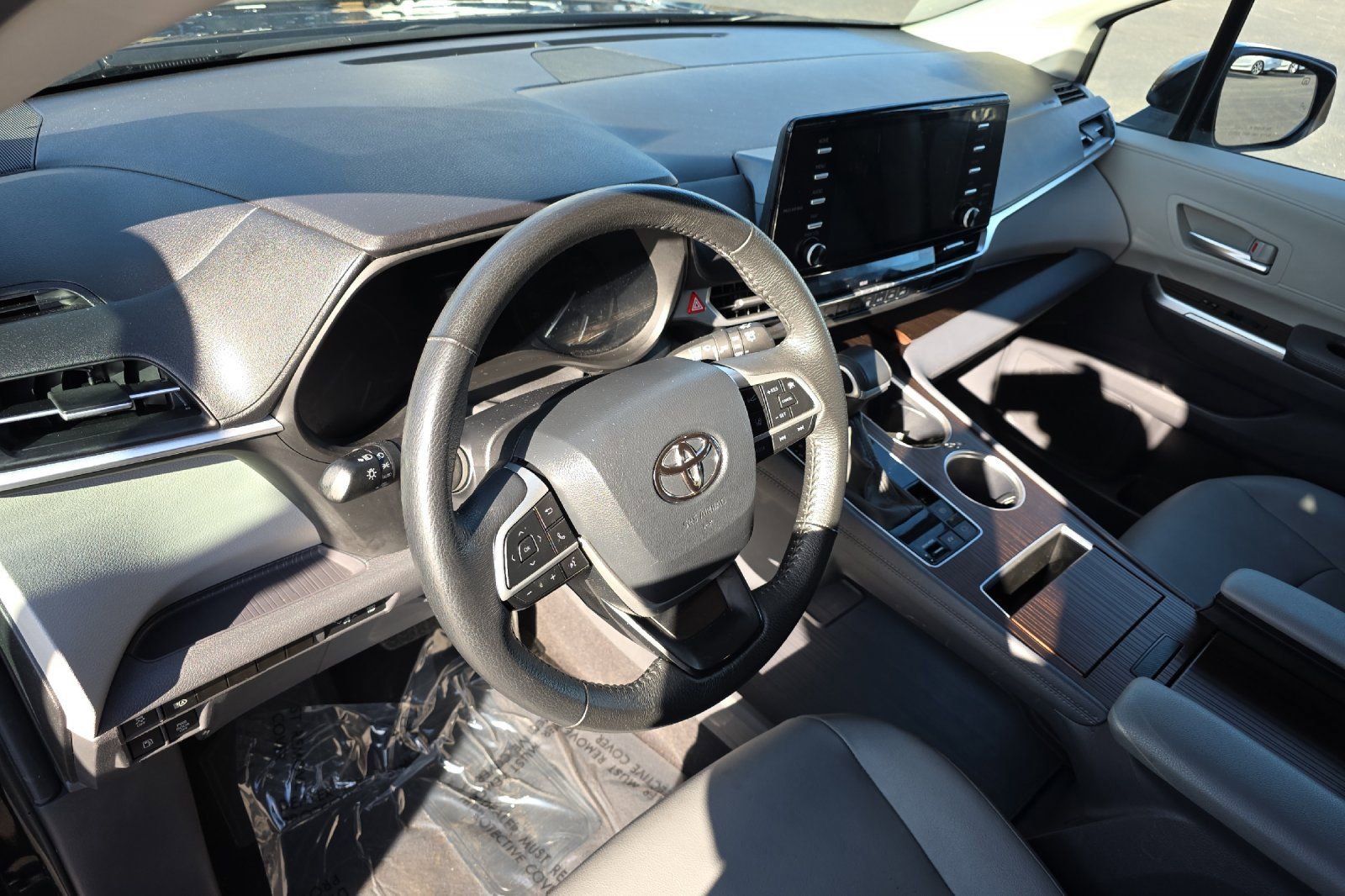 Used 2024 Toyota Sienna XLE image 9