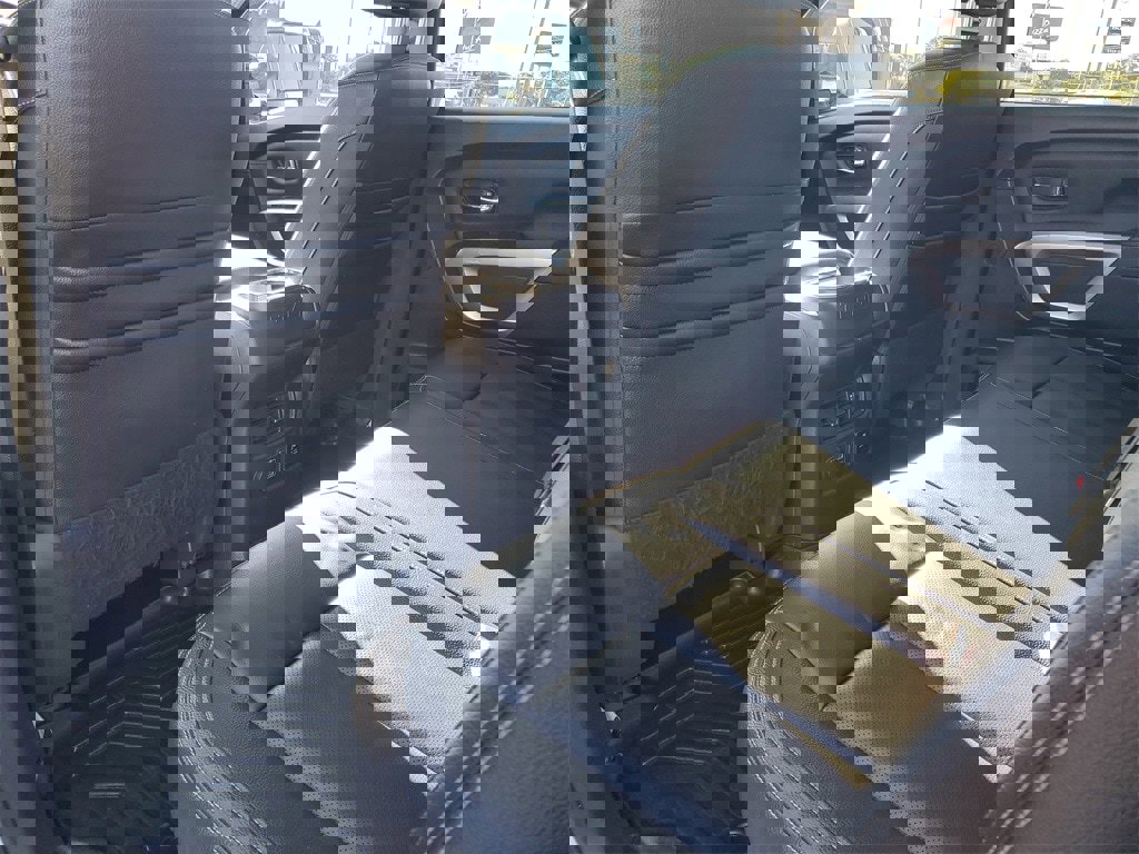 Used 2020 Nissan Titan SL w/ Moonroof Package image 25