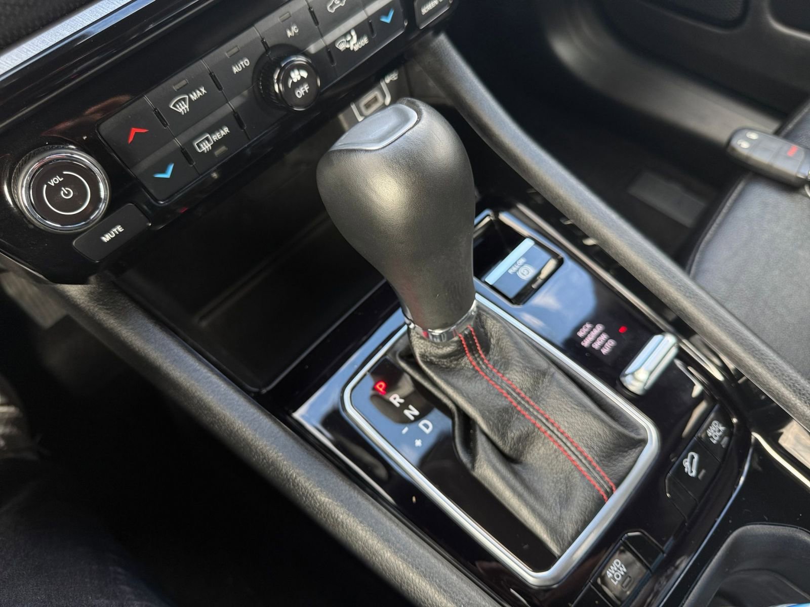 Used 2025 Jeep Compass Trailhawk image 40